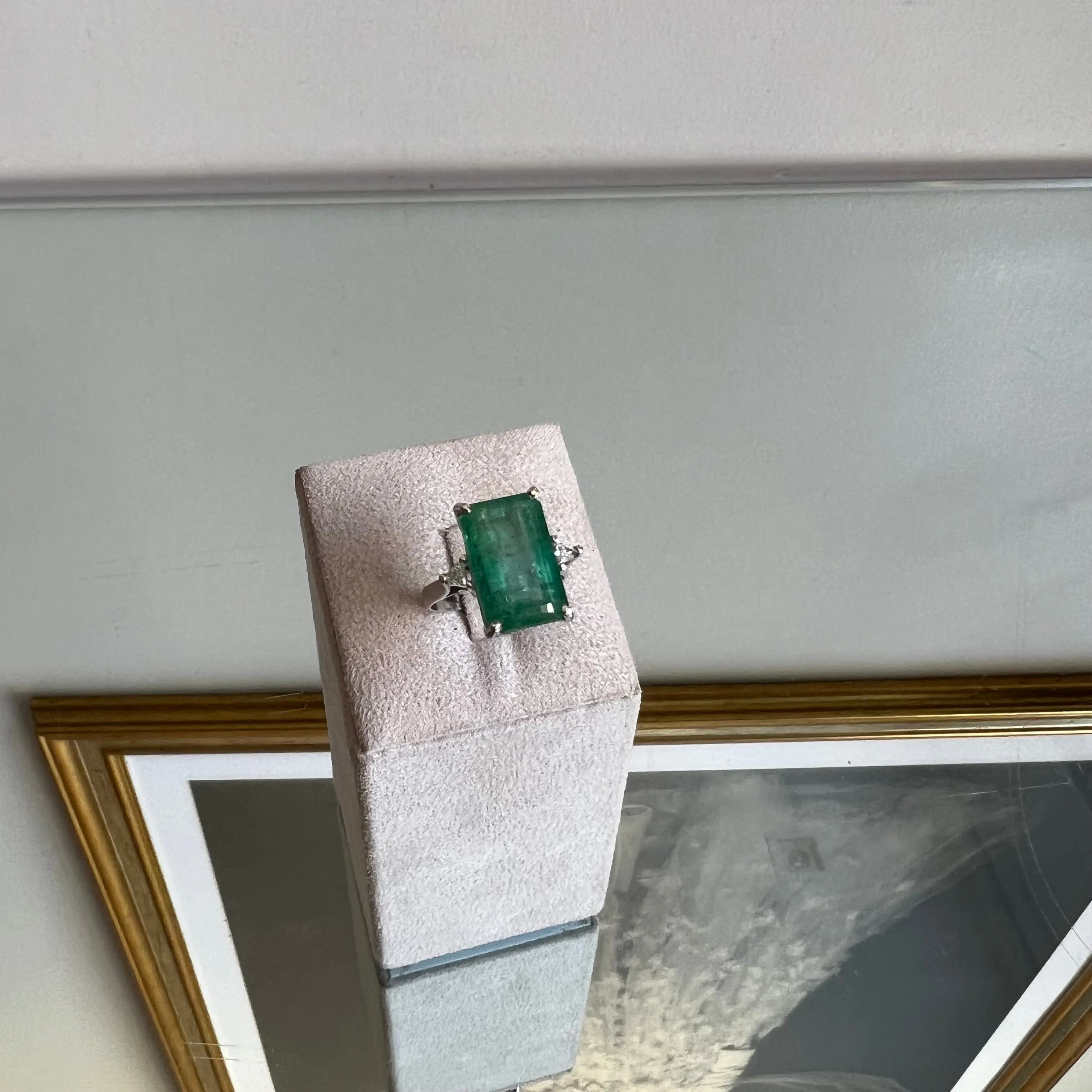 Anel de Esmeralda Emerald Cut 9.71cts com Diamantes Trillion  0.16cts